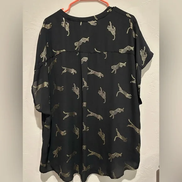 PRICE DROP! Torrid black and gold leopard short sleeve top size 3 - Picture 2 of 5